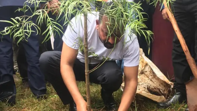 ጠቅላይ ሚንስትር ዐብይ አሕመድ ችግኝ ሲተክሉ