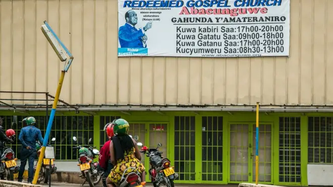 (Illustration: la devanture d'une église au Rwanda)