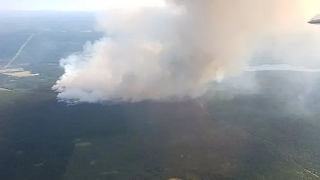 Kondisi darurat itu dilakukan ketika upaya pemadaman terus dilakukan di sekitar 180 titik api di kawasan hutan di provinsi itu.