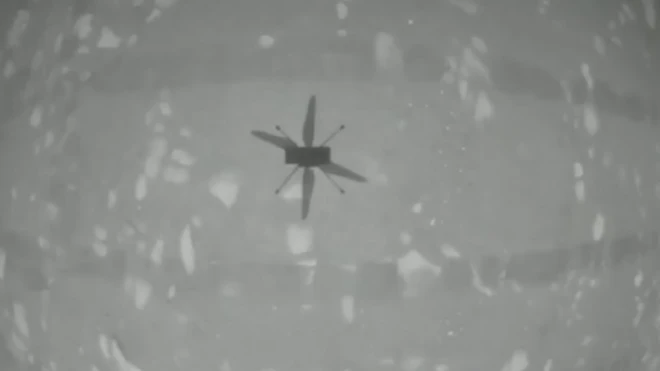 Así se ve la sombra de Ingenuity sobre Marte.