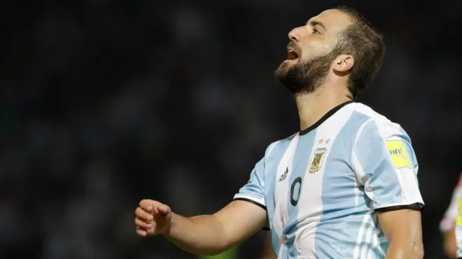 El delantero Gonzalo Huguaín no tuvo una buena noche en Córdoba.