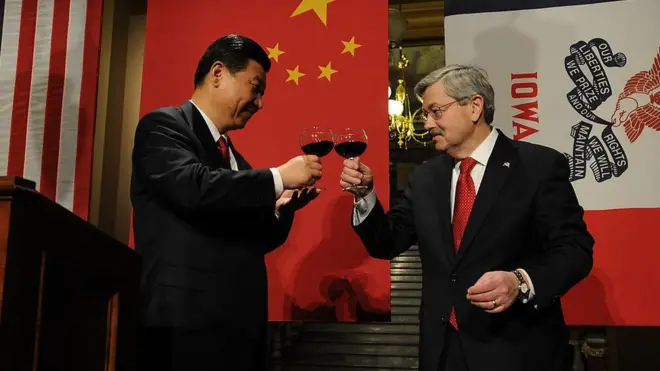 2012年，时任美国爱荷华州（Iowa）州长布兰斯塔德（右）与时任中国国家副主席习近平（左）见面。