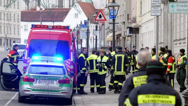 La policía informó que no sabe cuánto durará el procedimiento.