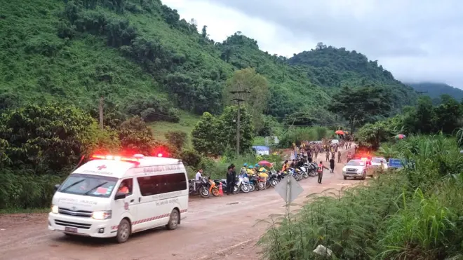 Imodoka y'imbangukiragutaba itwaye umwe mu bahungu bari bamaze gukurwa mu buvumo bwa Tham Luang Nang Non ku cyumweru, imujyanye mu bitaro guhabwa ubuvuzi bw'ibanze