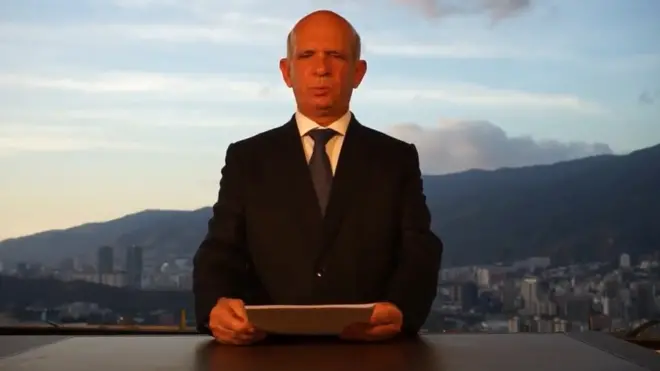 Carvajal leyó un mensaje en el que hizo un llamado a los militares de Venezuela a replantearse su lealtad a Maduro.