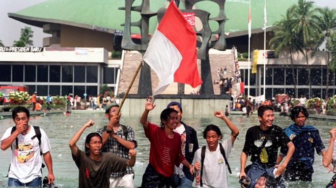 多个星期的示威后，印尼总统苏哈托辞去职务，结束30多年的统治。