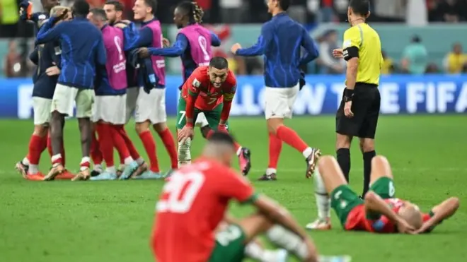 Usai wasit meniup peluti tanda laga berakhir, para pemain Prancis bersorak dan dua pemain Maroko terkulai.
