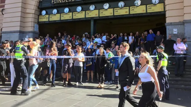 Инцидент произошел на Флиндерс-стрит, где ранее именно для на этот случай вдоль дороги поставили специальные бетонные заграждения