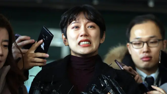 선고 직후, 취재진에게 악플러들을 법적 조치할 것이라고 말하는 양예원 씨
