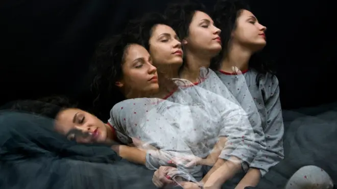 Una imagen de una mujer que se repite, como si se estuviera levantando