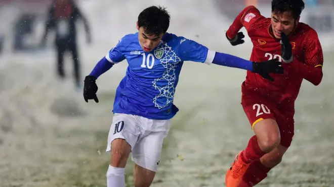Sidikov Javokhir (Uzbekistan) và Nguyễn Tiến Dụng trong một pha tranh bóng tại trận chung kết U23 hôm 27/1