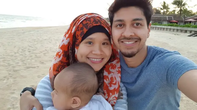 Mây cùng chồng Mohamed và con gái Maryam ở biển Thuận An, Huế. Hình chụp năm 2017.