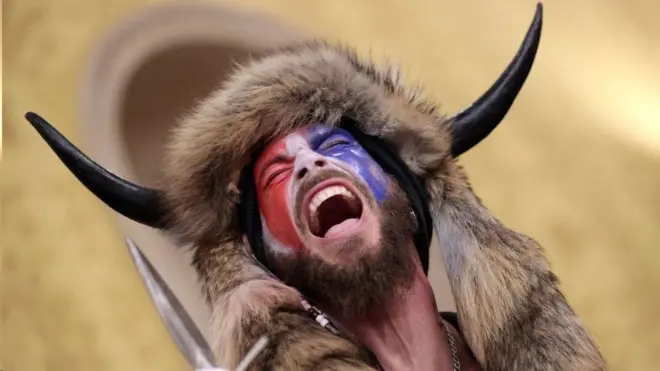 ผู้นำที่ทรงอิทธิพลของกลุ่มคิวอะนอน เข้าร่วมประท้วงและก่อเหตุจลาจลที่อาคารรัฐสภาด้วย