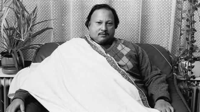 نصرت فتح علي خان له ماشومتوبه له موسیقۍ سره مینه وه او په لس کلنۍ کې په تبله وهلو کې سم ماهر شو.