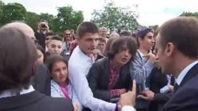 Еммануелю Макрону не сподобалася фамільярна поведінка студента