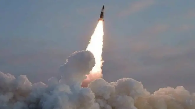 노동당 기관지 노동신문이 18일 보도한 전술유도탄 발사 장면