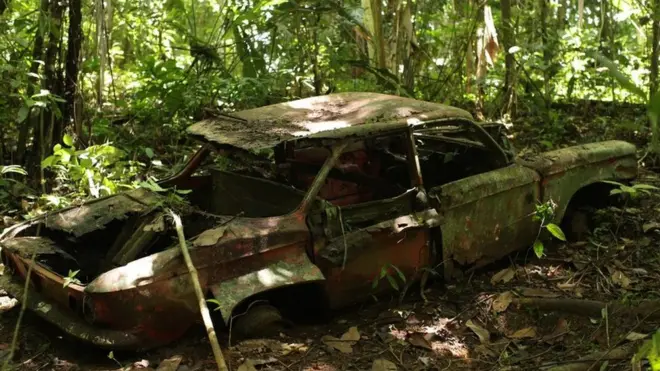 O Chevrolet Corvair que foi abandonado depois que teve problemas técnicos na selva | Foto: Camilo Estrada Isaza/BBC