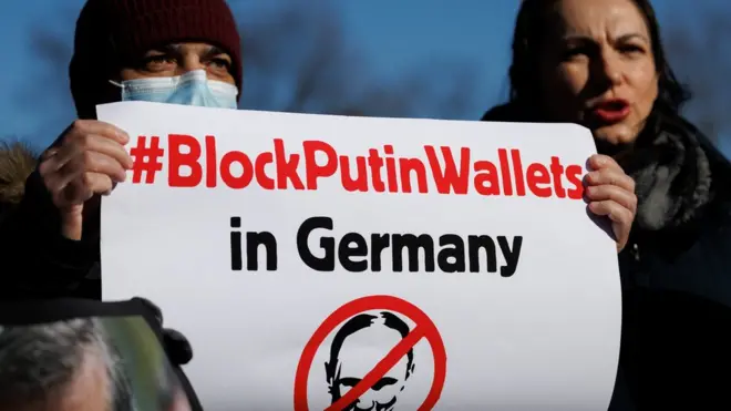 "Заблокируй кошелек Путина в Германии". Так в Киеве встречали немецкого канцлера Олафа Шольца