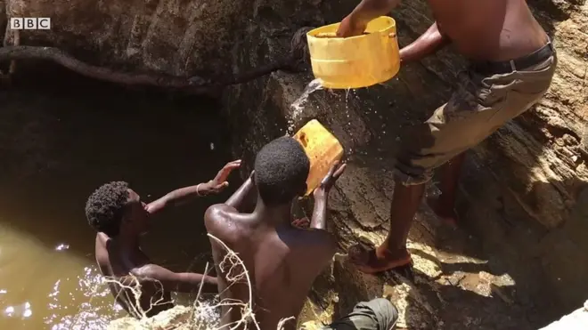 Dargaggoota bishaan waraaban