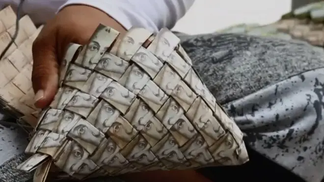 Di tangan Edison Infante, mata uang Venezuela disulap menjadi tas anyaman.