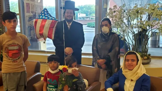 Rabbi Margaretten (tengah) dengan empat anak yang dia bantu evakuasi dari Afghanistan dan ibu mereka.