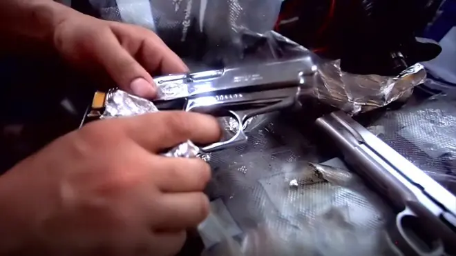 Una de las armas de contrabando.