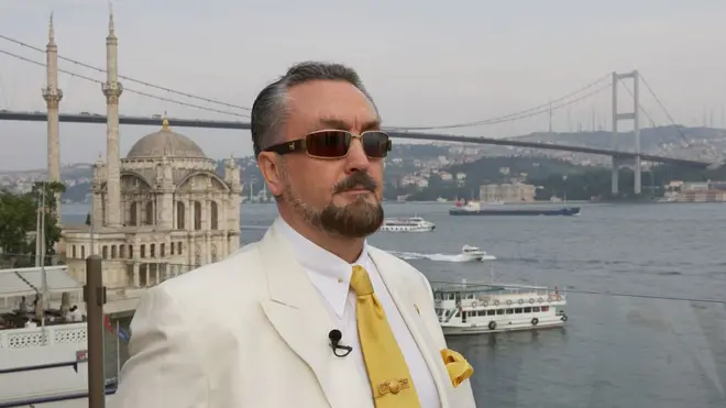 Adnan Oktarın 2006-cı ildə İstanbul Ortaköy ərazisində keçirdiyi mətbuat konfransında çəkilmiş şəkil