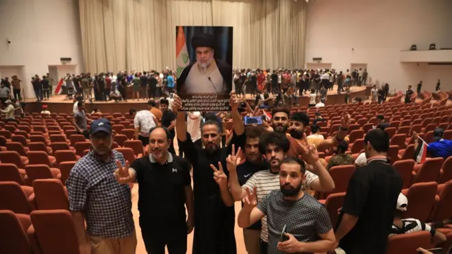 أنصار مقتدى الصدر داخل البرلمان بعد اقتحامه