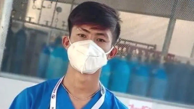 18 साल के आंग ज़िन फियो एक क्लब में गोलकीपर था