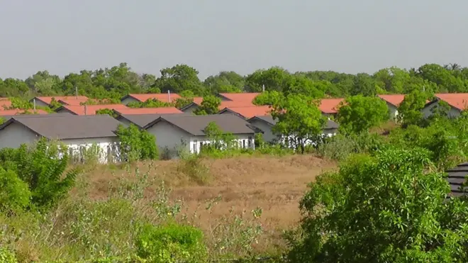 "සුනාමි නිවාස පන්සීයක් පාළුයි"