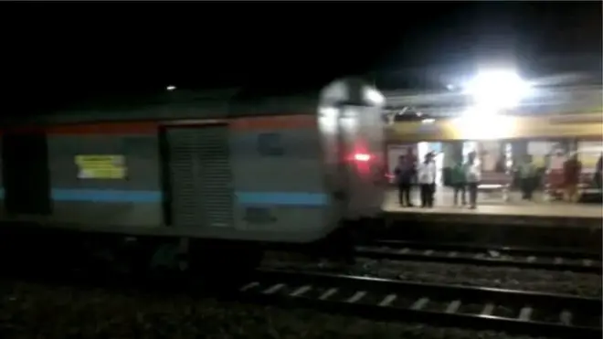 ٹرین اس وقت رکی جب ریلوے کے ملازموں نے ٹریک پر پتھر اور چٹائيں ڈالیں