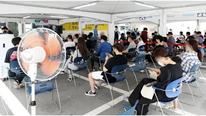 14일 서울 강남구보건소 선별진료소를 찾은 시민들이 코로나19 선별 검사를 받기 위해 대기하고 있다. 14일 0시 기준 코로나19 일일 신규 확진자는 역대 최고치인 1615명을 기록했다