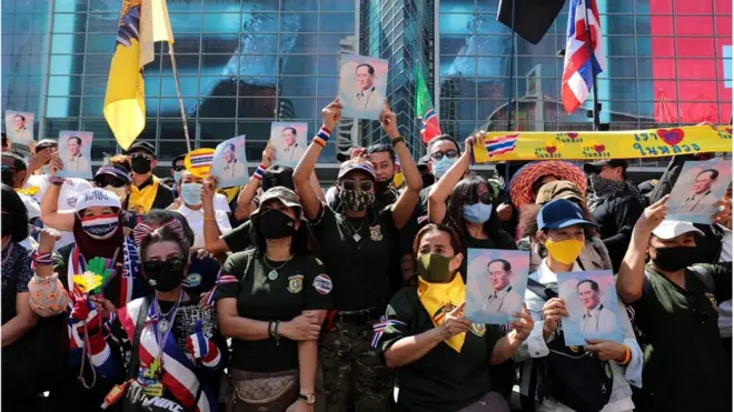 เครือข่ายประชาชนปกป้องสถาบันฯ อัญเชิญพระบรมฉายาลักษณ์ในหลวง ร. 9 มาร่วมในการชุมนุมที่หน้าห้างเซ็นทรัลเวิลด์