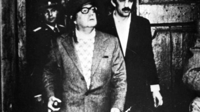 Salvador Allende se dirige por última vez a los chilenos. Anuncia que no renunciará a su puesto.