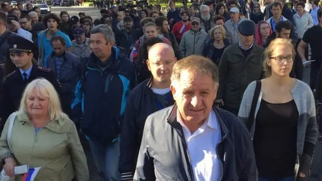 После экстренного переноса акции участники мирно направились к согласованному месту в 900 метрах от площади Ленина