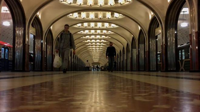 Homem caminha por estação de metrô em Moscou