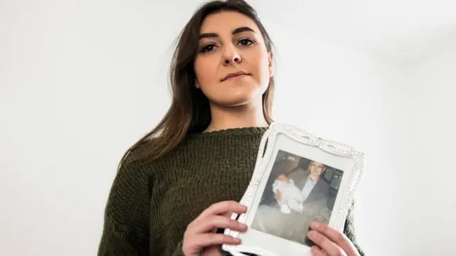 تسمیم اپنی والدہ کی ان چند تصاویر میں سے ایک کے ساتھ جو جلنے سے بچ گئیں