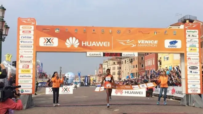 Eritre asıllı İtalyan vatandaşı Eyob Faniel, yolunu şaşıran favori atletlerin bir dakika kadar gerilerindeyken, bir anda kendini en önde buldu.