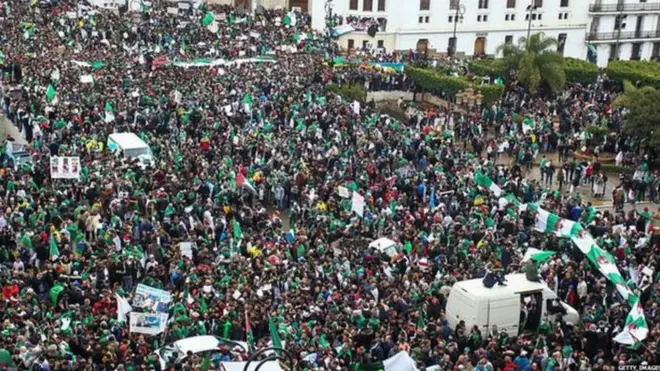 شاركت حشود كبيرة في الاحتجاجات الشعبية في الجزائر والمطالبة بالتغيير