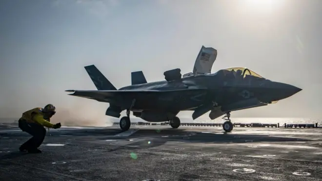 F-35B Lightning II của Thủy quân Lục chiến Hoa Kỳ lần đầu tiên được đưa vào phối hợp diễn tập cùng tàu USS Wasp trong cuộc tập trận chung thường niên với Philippines. Trong hình là một chiếc F-35B trên tàu USS Essex (LHD 2) hồi 9/2018