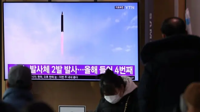 북한이 단거리 탄도미사일 2발을 발사하며 네 번째 무력시위를 벌인 17일 서울역에 설치된 TV 화면에 관련 뉴스가 나오고 있다.