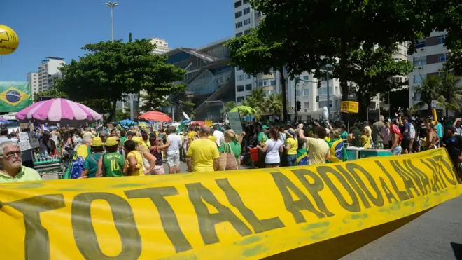 Manifestaçãoestrela bet jogoCopacabana pede fim da impunidade e do foro privilegiado,estrela bet jogoapoio à operação Lava Jato da Polícia Federal