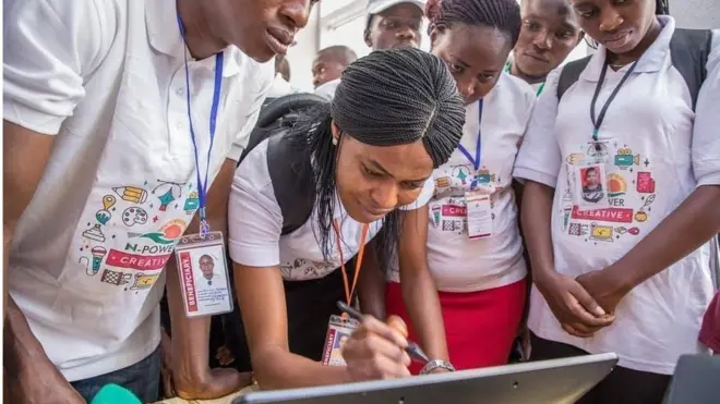 Youths gather dey fill form