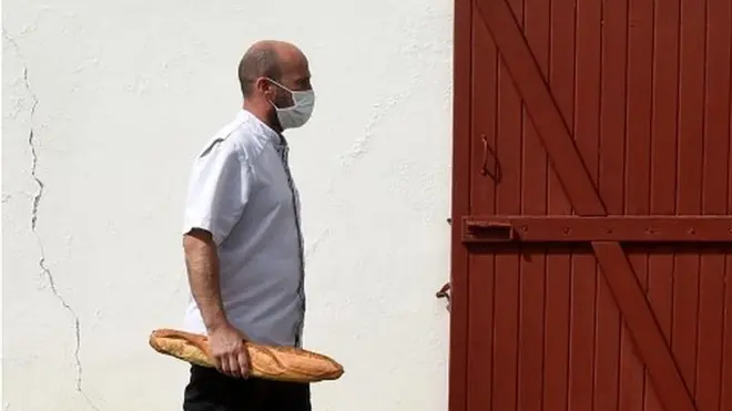 Мужчина в маске