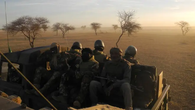 Selon les Forces armées maliennes (Fama), « quatre membre de la gendarmerie, dont l'adjoint au commandant de compagnie de Kati » (près de Bamako) ont trouvé la mort lors d'une opération de sécurisation des populations sur le site d'exploitation minière de Niaouleni », localité malienne à la frontière guinéenne.