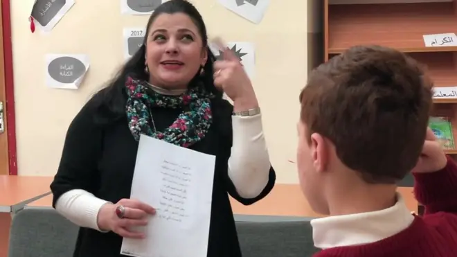 امرأة صماء تعلم أطفال الضفة الموسيقى