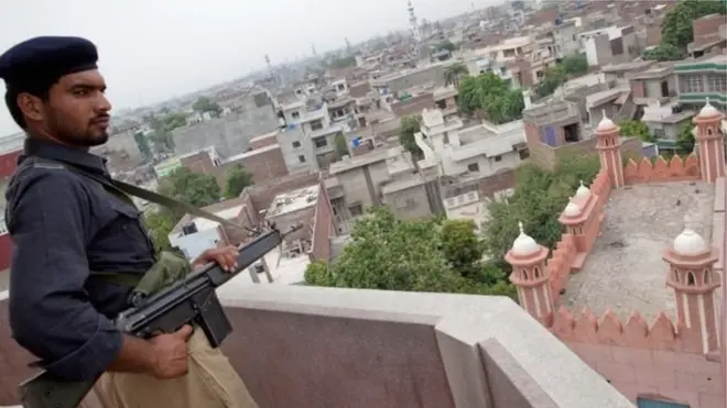 پاکستان میں احمدیوں کی عبادت گاہوں پر حملے بھی کیے جاتے رہے ہیں