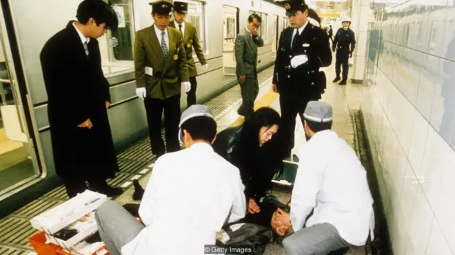 Vụ tấn công bằng chất độc sarin năm 1995 trên tàu điện ngầm ở Tokyo đã dùng thứ vũ khí hóa học để gây ra sức tàn phá khủng khiếp cho thành phố đông người trong giờ cao điểm
