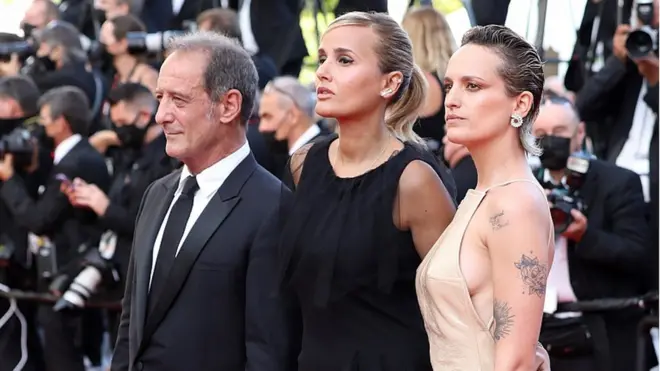 Режиссер Джулия Дюкорно и актеры Винсент Линдон и Агата Руссель из ее фильма "Титан"