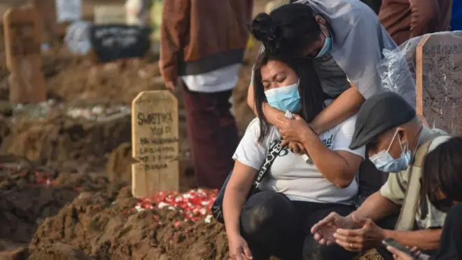 Sejumlah pelayat berduka di TPU Rorotan, Jakarta.